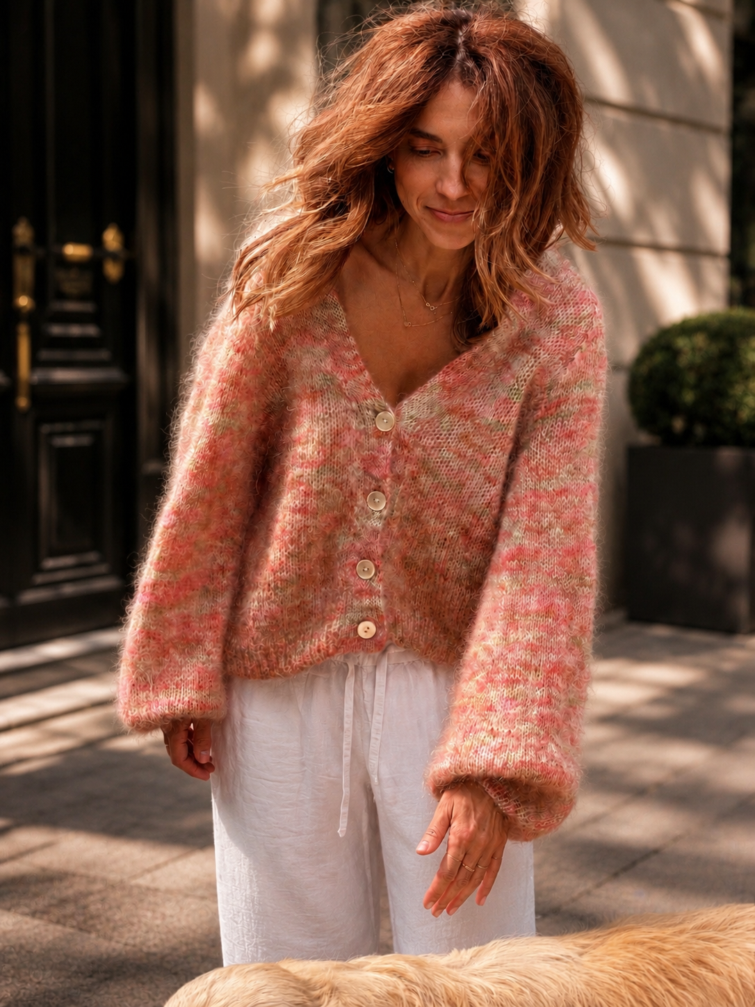 Cardigan col V en triple fil de mohair porté – patron tricot magazine Tricote