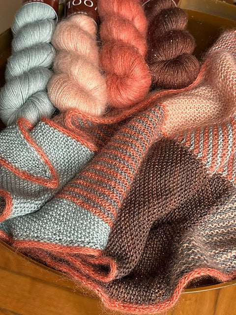 Combo Original châle Vertice Unite Stephen West cinq écheveaux corail bleu gris et brun Wooliette