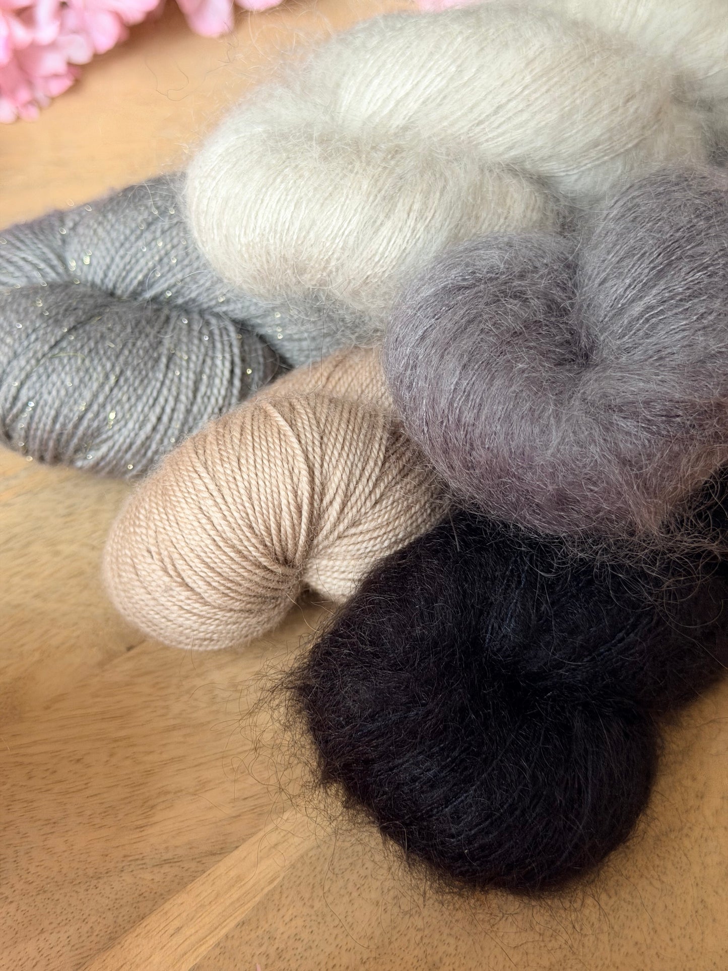 Combo Pulse châle Vertice Unite Stephen West cinq écheveaux gris beige et noir Wooliette