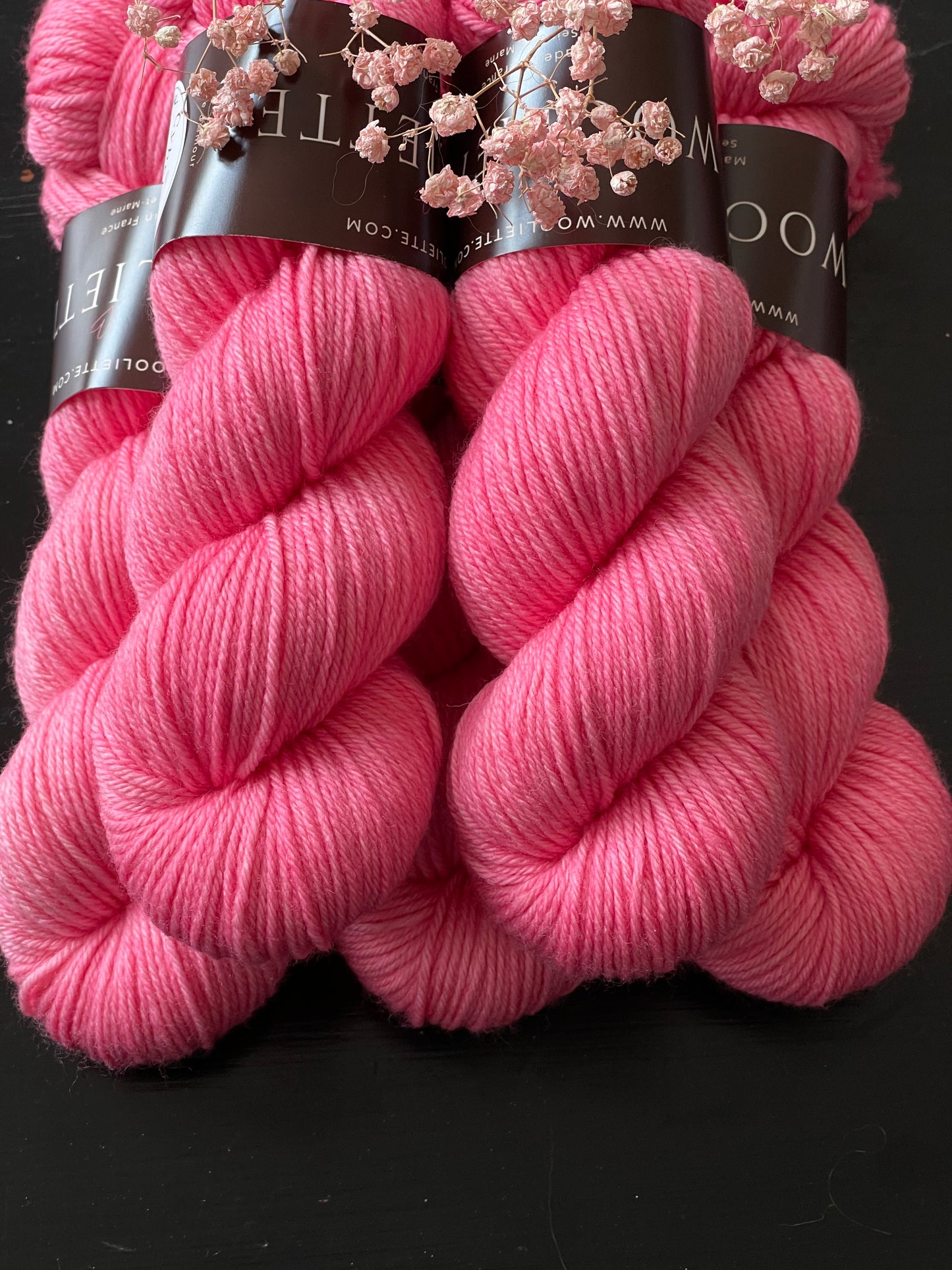 Détail texture laine MCN DK mérinos cachemire coloris rose soutenu Sweetie Wooliette