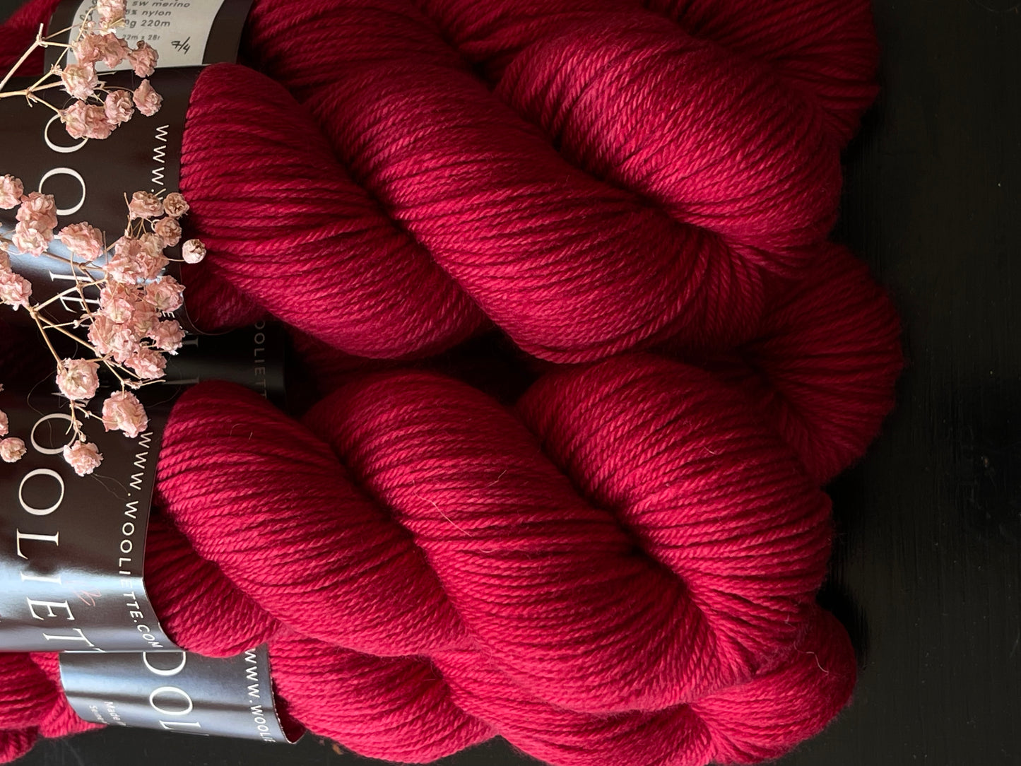 Détail texture laine MCN DK mérinos cachemire coloris rouge profond Burlesque Wooliette