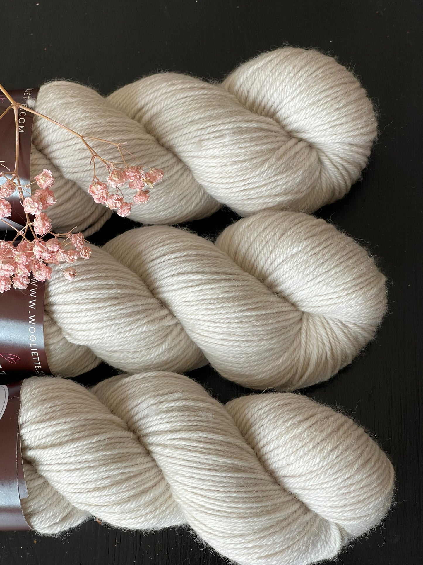 Détail texture laine Cybele DK mérinos nylon coloris gris perle nacré Wooliette