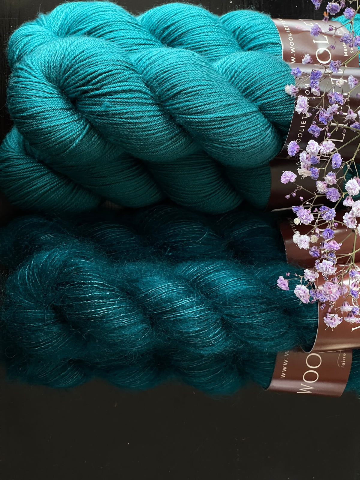 Détail texture laine Cybele mérinos nylon coloris bleu vert profond Brocéliande Wooliette