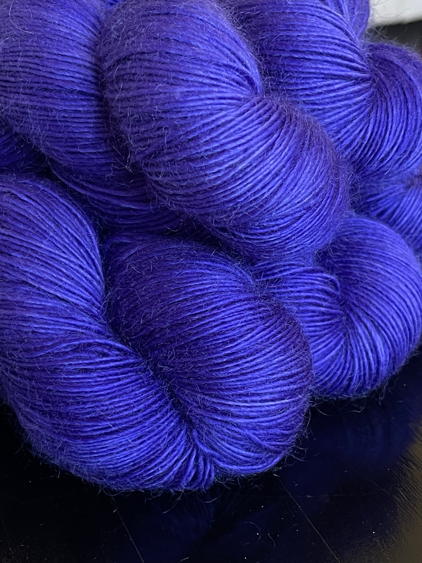 Détail texture laine Bellezza mérinos kid mohair coloris indigo violacé Betty Blue Wooliette