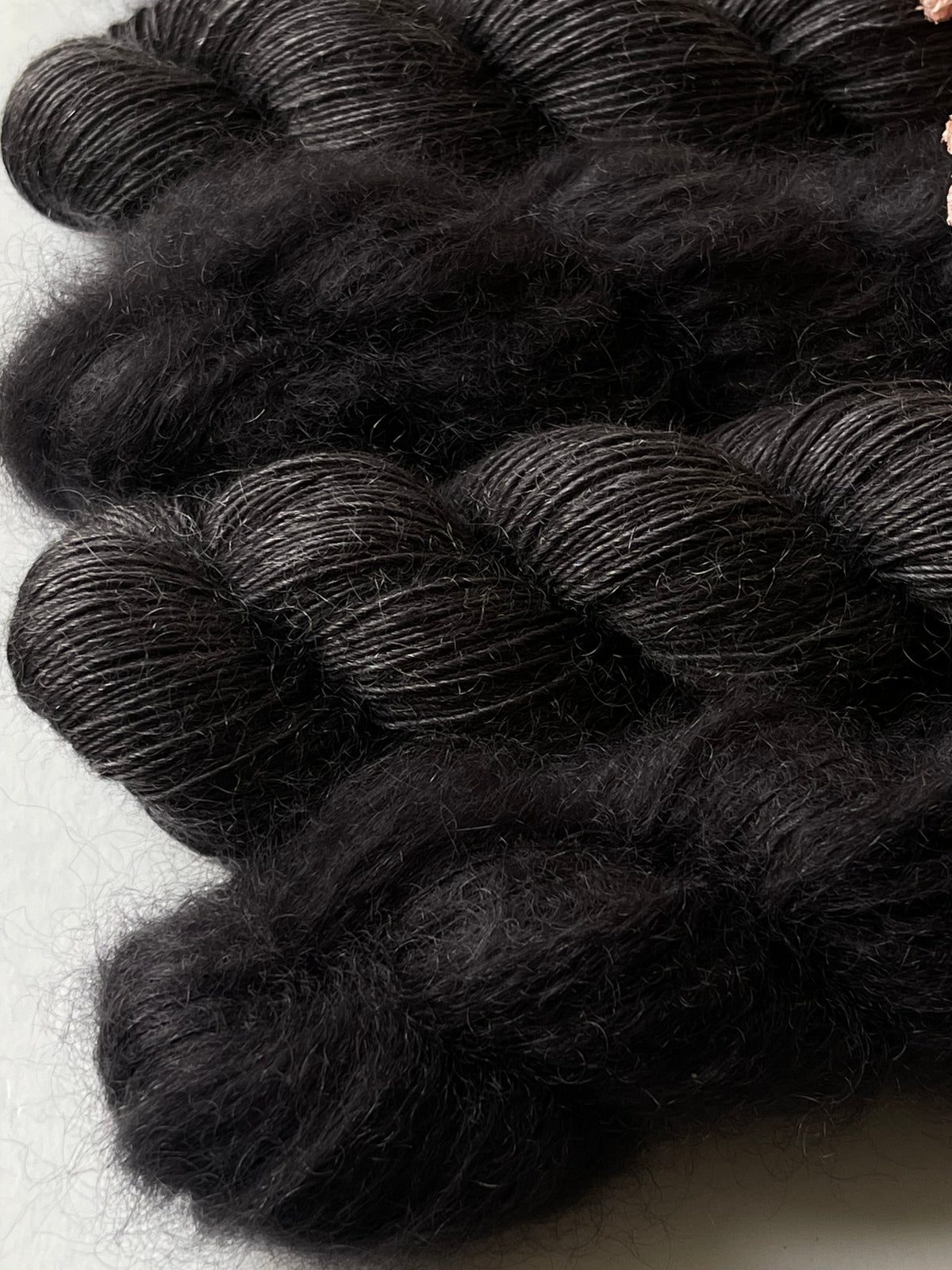 Laine artisanale noire mérinos et mohair fingering France Wooliette
