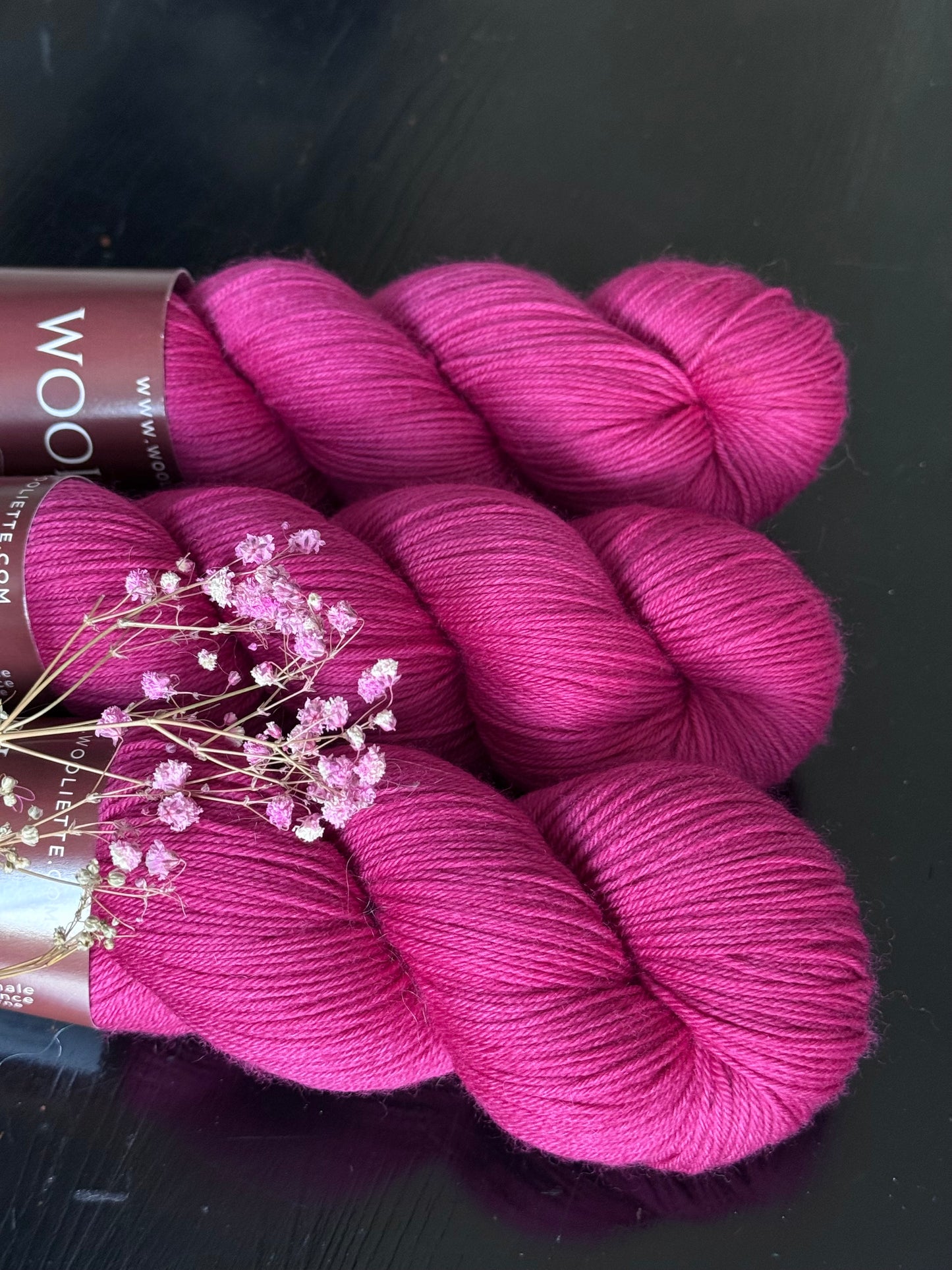 Détail texture laine Cybele mérinos nylon coloris rose soutenu Berry Blum Wooliette