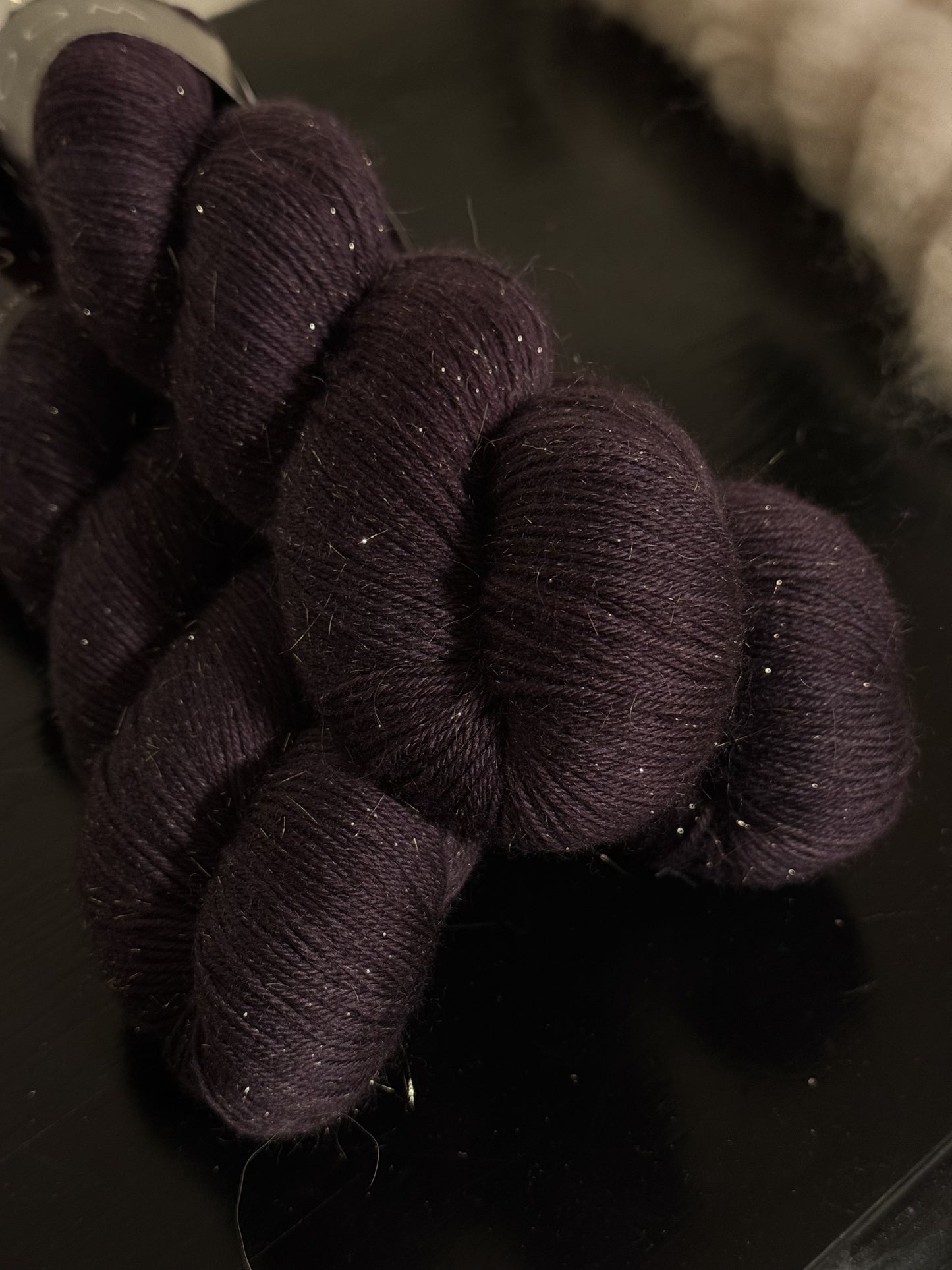 Écheveau laine à chaussettes pailletée fingering Moody 100g 400m prune profond aubergine Wooliette