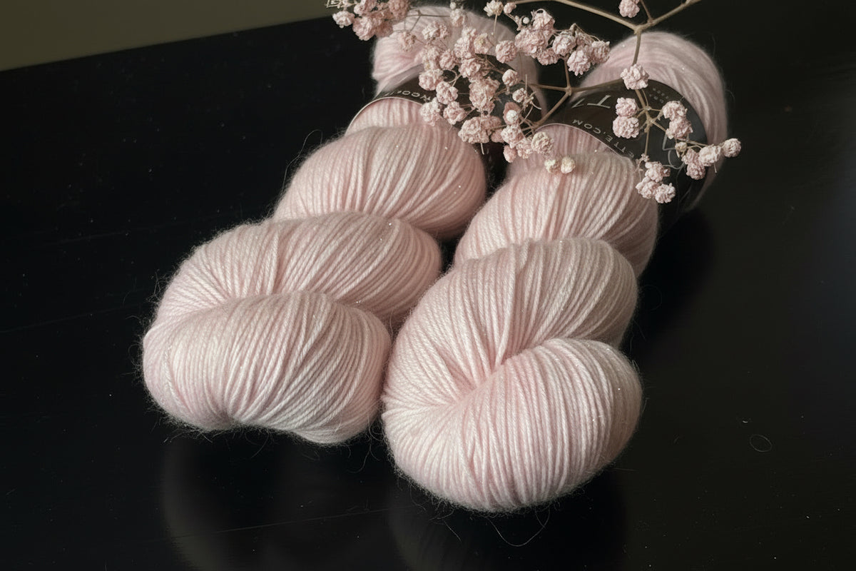 Laine Bimba Fingering mérinos nylon Stellina Angel rose pâle teinte main Wooliette
