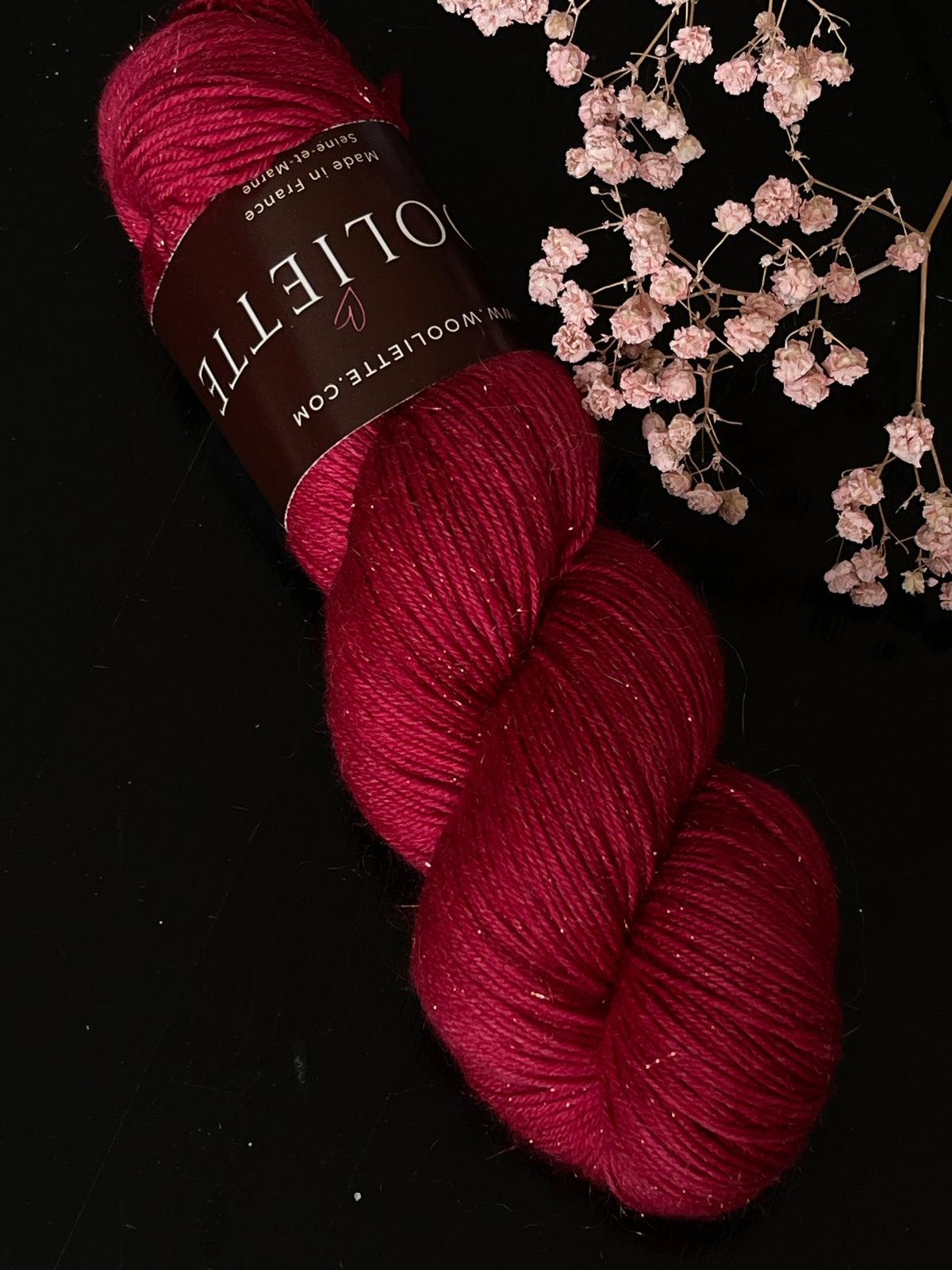 Détail texture laine Bimba mérinos Stellina dorée coloris rouge profond Burlesque Wooliette