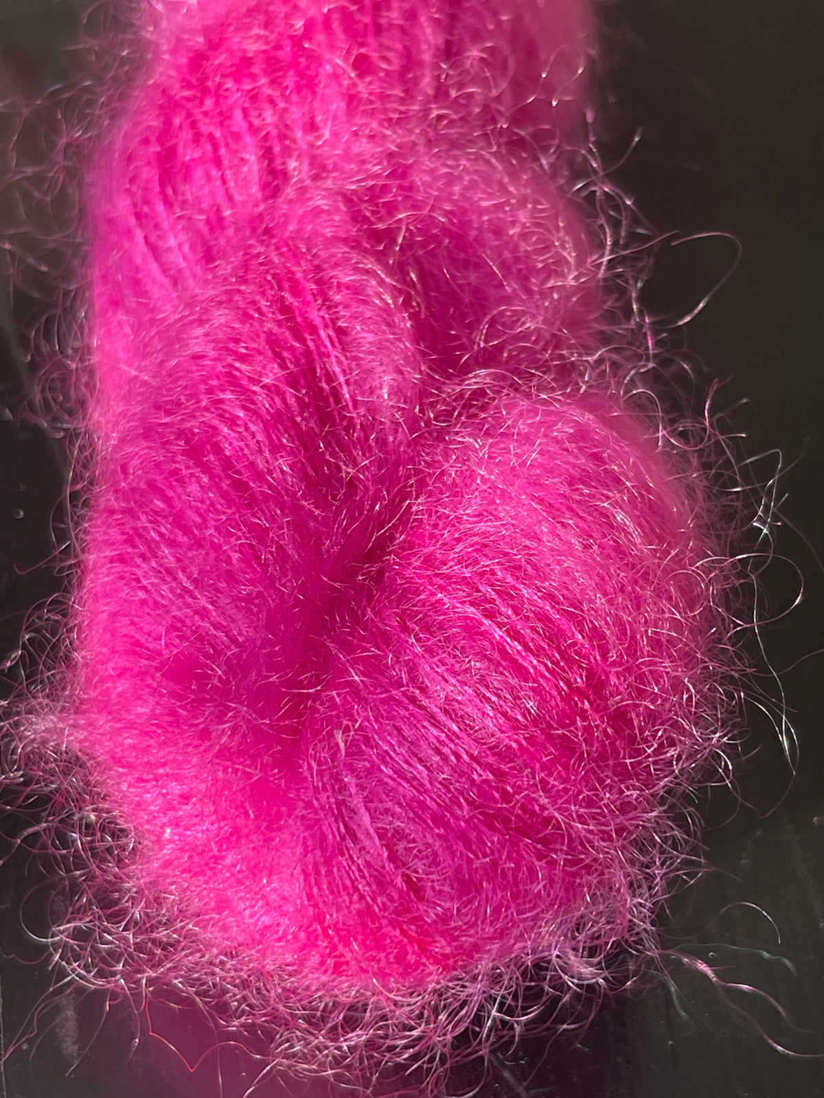 Détail texture Doucette kid mohair soie halo vaporeux coloris fuchsia Gemma Wooliette