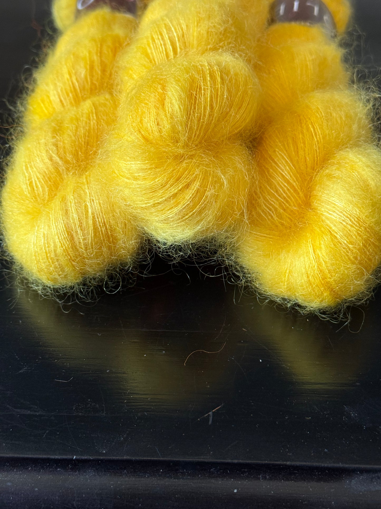 Détail texture Doucette kid mohair soie halo vaporeux coloris jaune Mango Lassi Wooliette