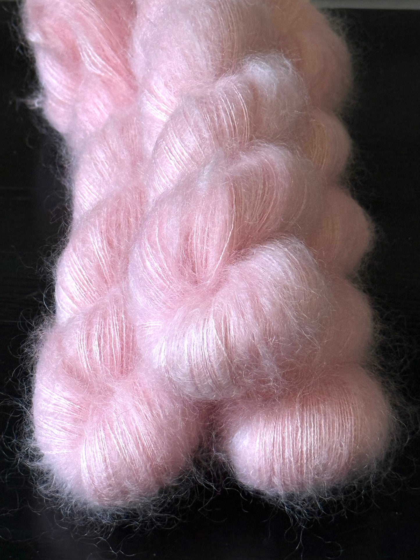 Écheveaux laine mohair soie Doucette Milkshake 50g 420m rose fraise lacté Wooliette