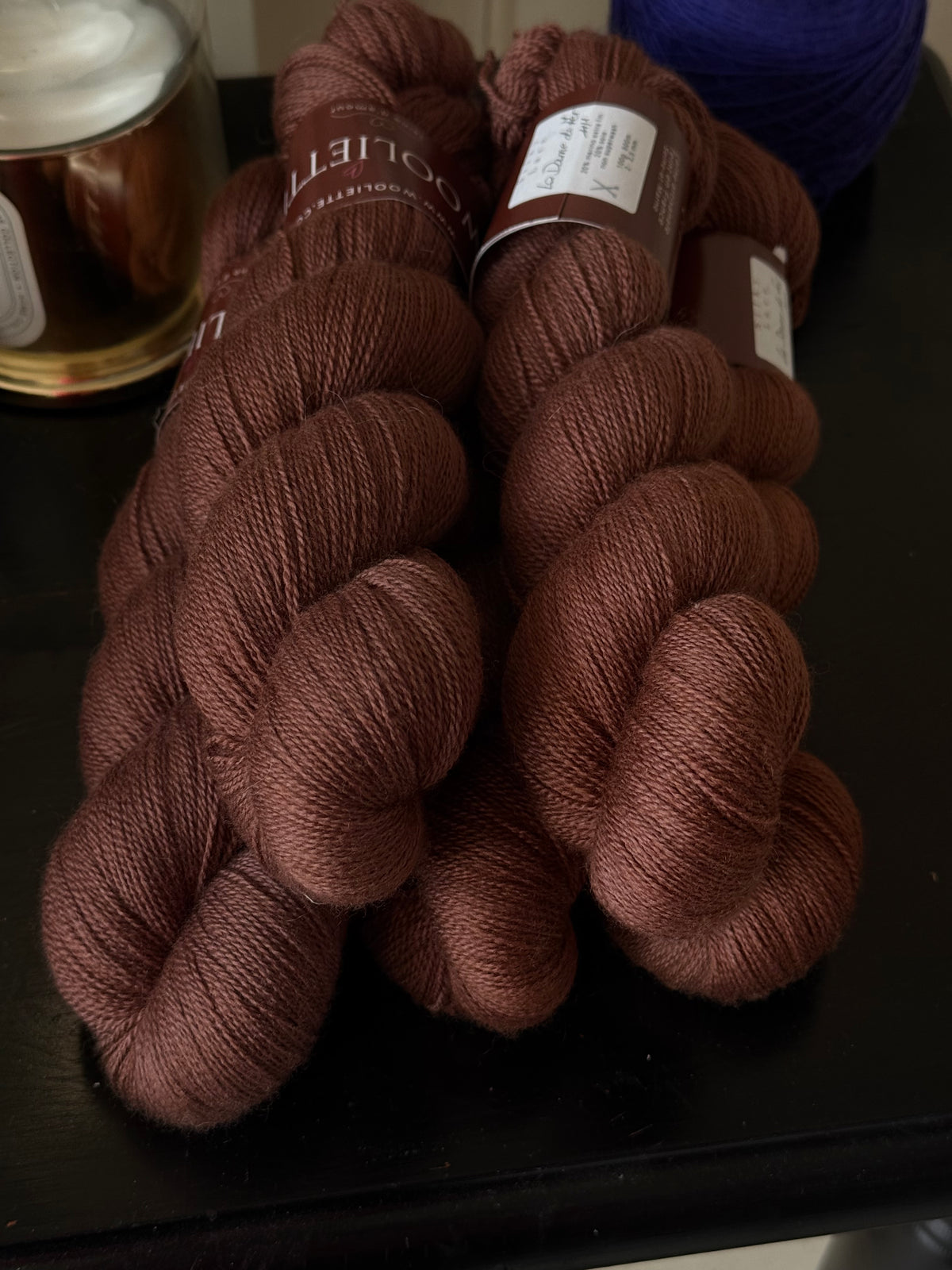 Détail texture Silky Lace mérinos soie coloris brun La Dame de Fer Wooliette
