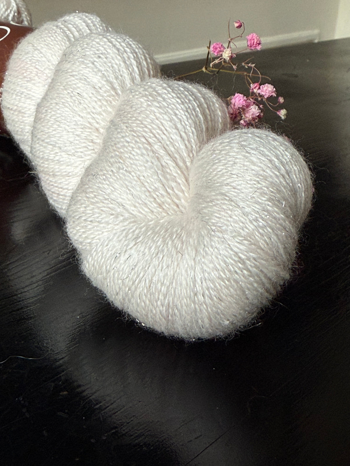 Laine Silky Lace Stellina mérinos soie écrue Neige non teinte pailletée Wooliette