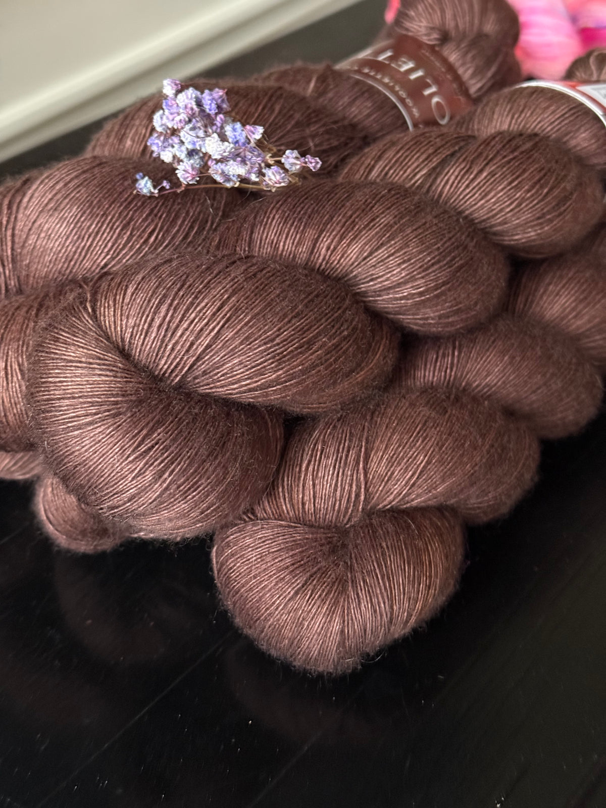 Détail texture Silky Lace Yak base grise chinée coloris brun La Dame de Fer Wooliette