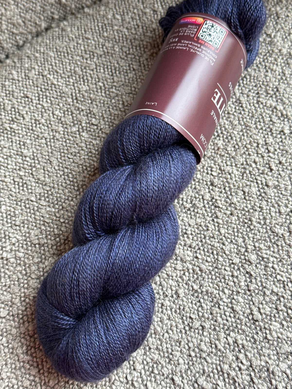 Détail texture fil retordu Yakiss mérinos yak soie coloris bleu marine Mamy Blue Wooliette