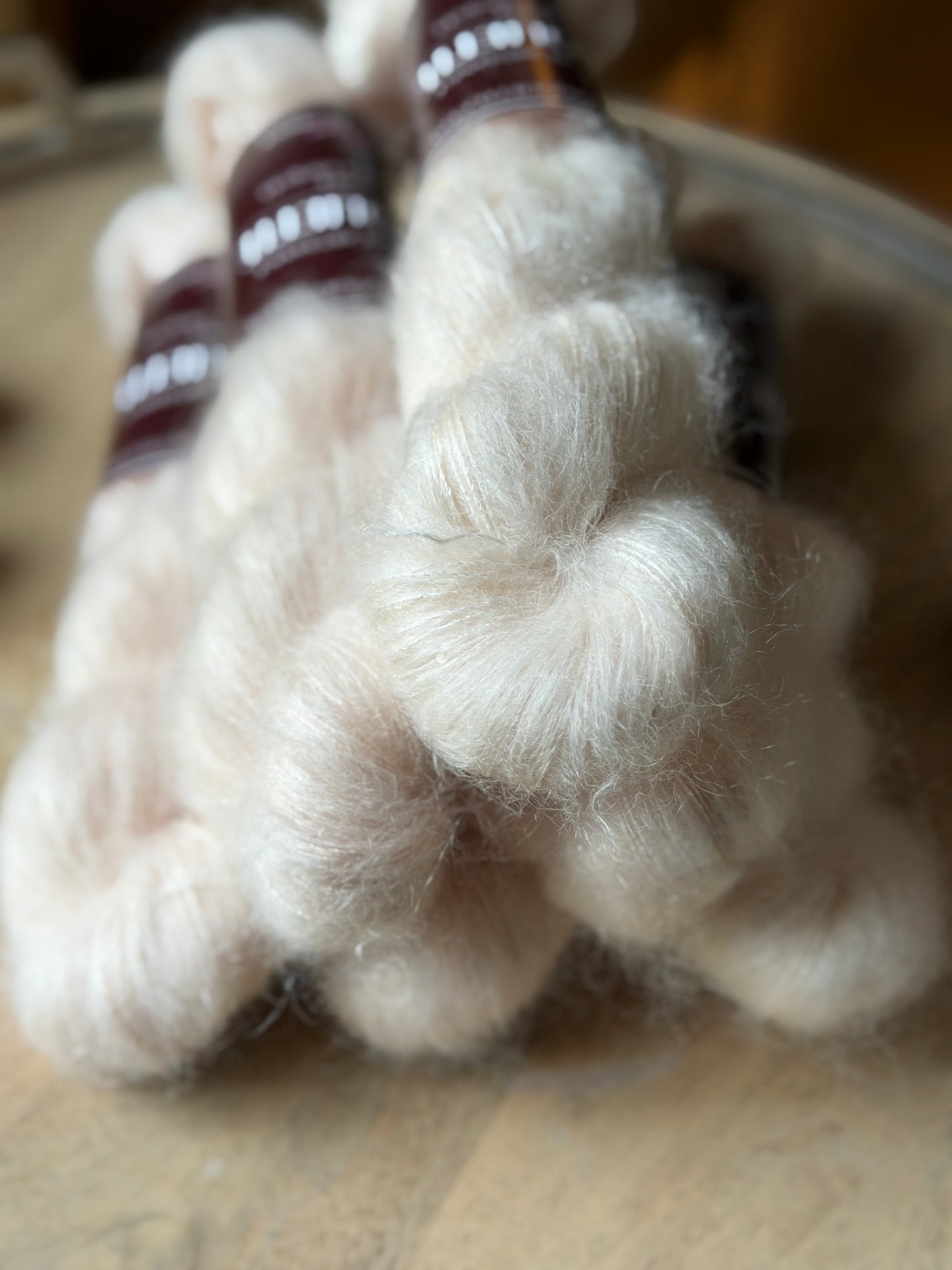 Écheveaux de laine Aura Angel, super kid mohair, soie de mûrier et paillettes, 50 g 300 m, Wooliette