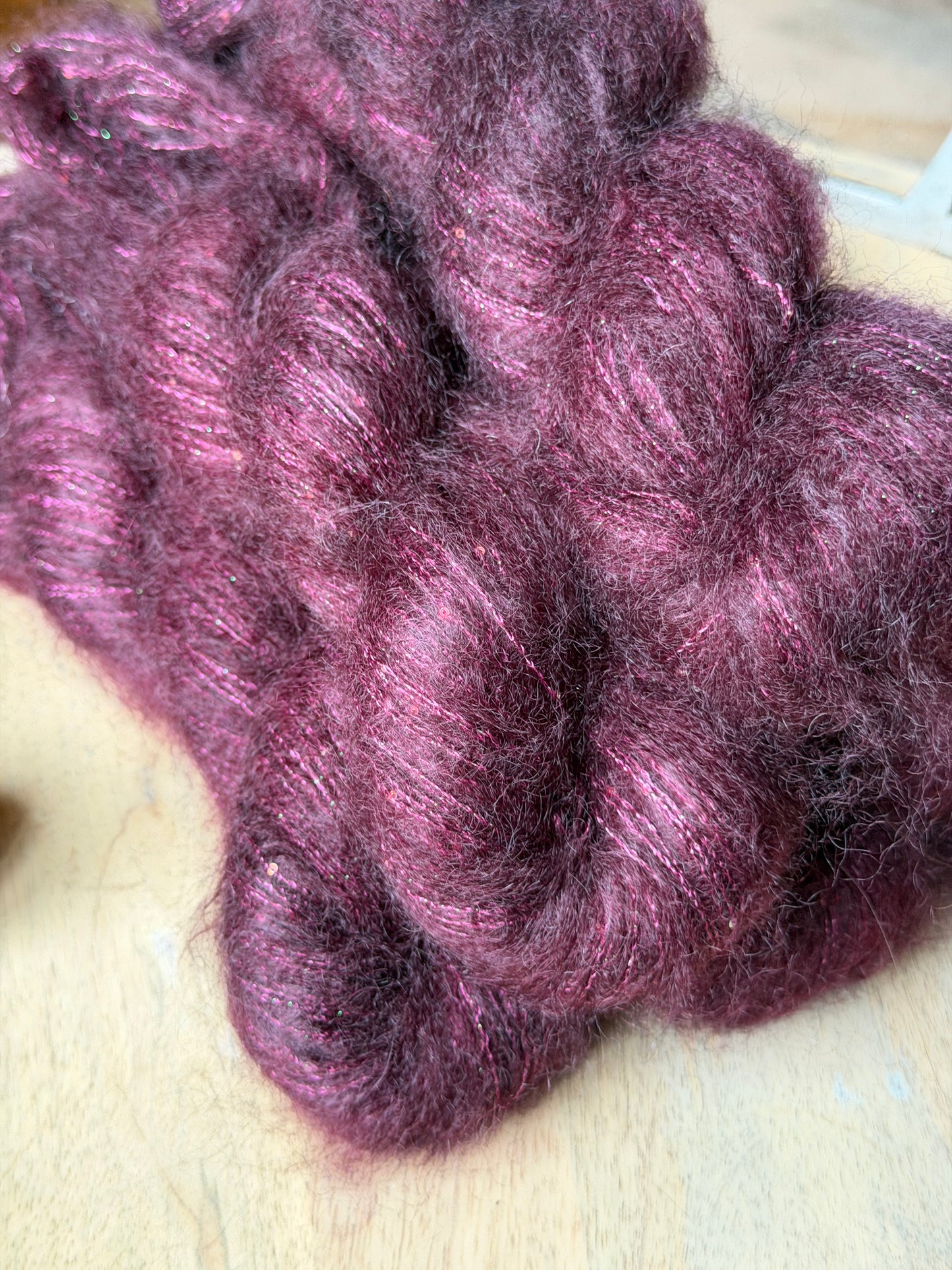 Écheveaux de laine Aura Nuit Toscane, super kid mohair, soie de mûrier et paillettes, 50 g 300 m, Wooliette