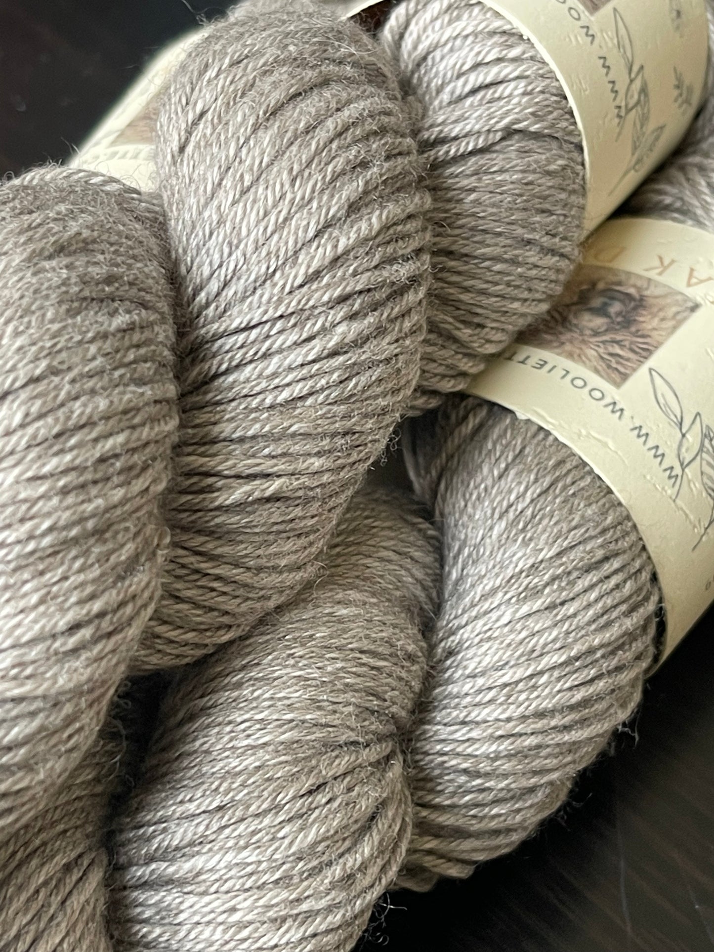 Écheveau laine mérinos yak soie DK écrue Plume 100g 220m gris naturel Wooliette