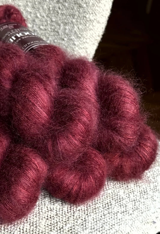 Laine Wooliette Oxalys, nuance rouge-marron riche, parfaite pour pulls, châles et accessoires artisanaux.