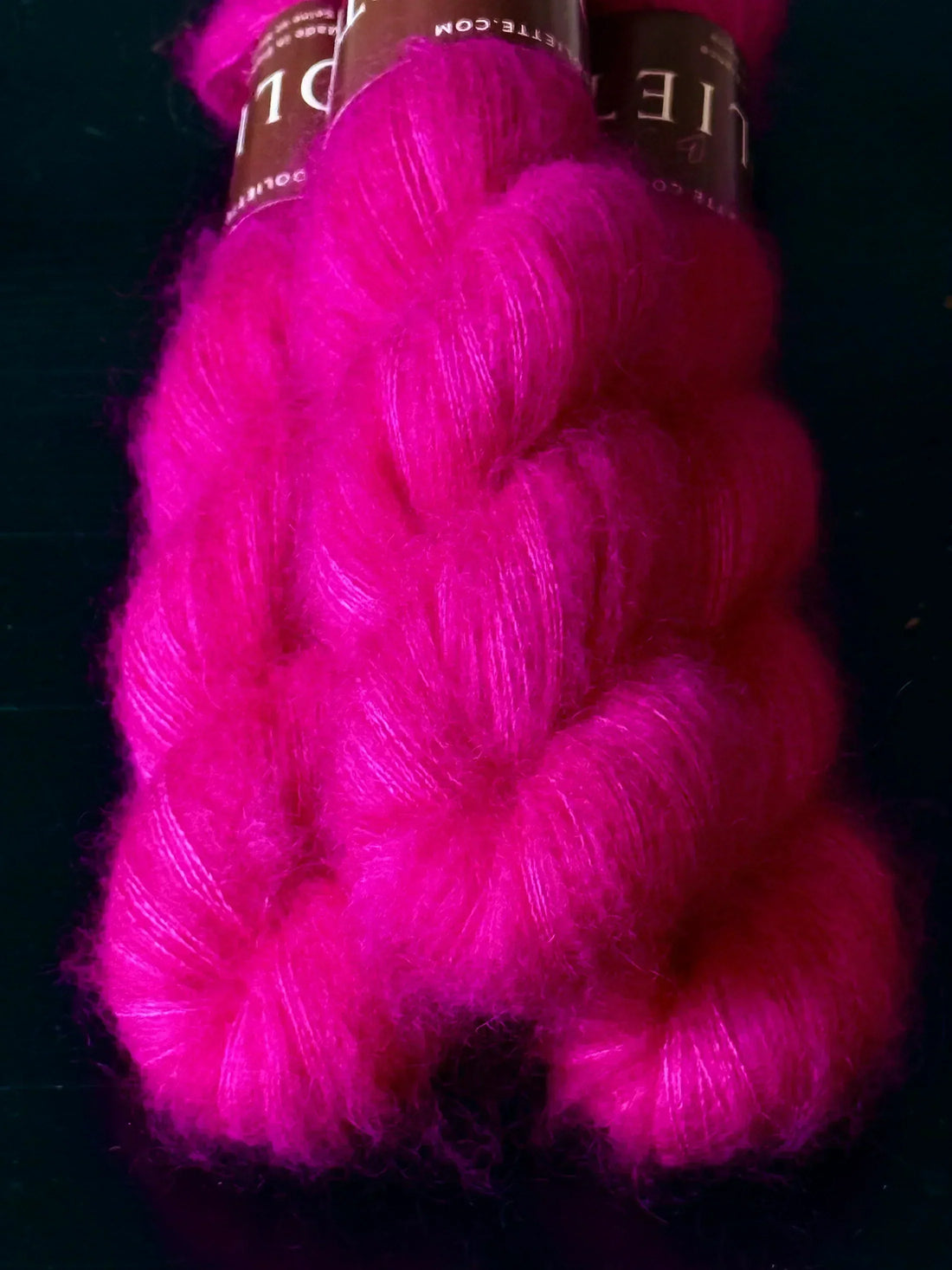 Écheveaux de laine artisanale Wooliette en coloris Berry Bloom, rose framboise lumineux, parfait pour tricoter des gilets, châles, écharpes et accessoires uniques.