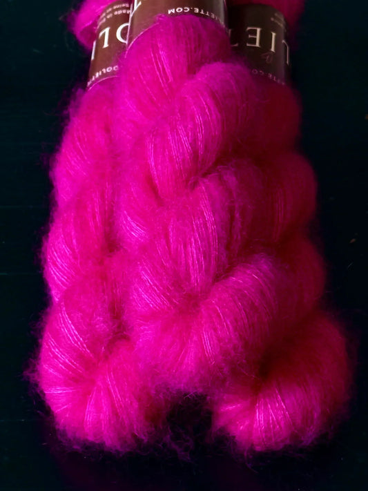 Écheveaux de laine artisanale Wooliette en coloris Berry Bloom, rose framboise lumineux, parfait pour tricoter des gilets, châles, écharpes et accessoires uniques.