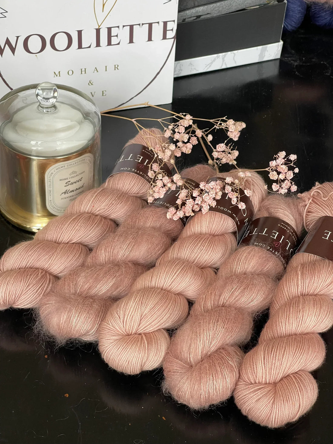 Écheveaux de laine artisanale Wooliette Cosmic Love, beige rosé avec sous-tons pêche, idéal pour tricoter le Cardigan Lovely et autres projets créatifs.