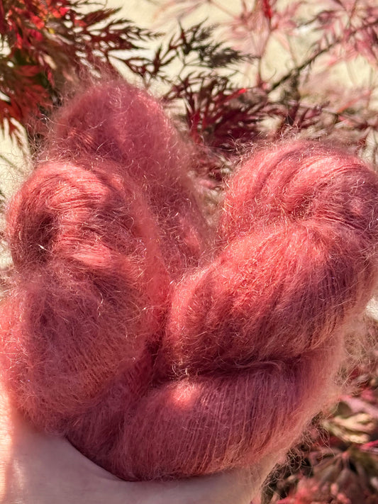 Écheveaux de laine mohair Rubino, teints artisanalement en rose profond