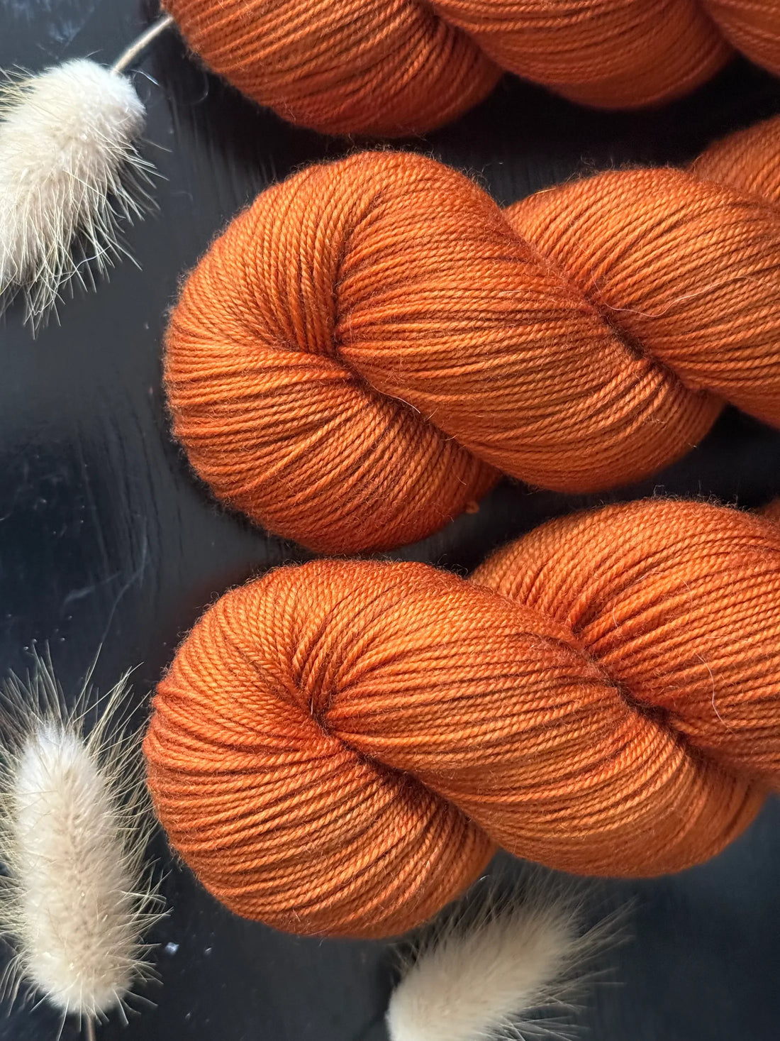  écheveaux de laine artisanale Wooliette coloris Foxy, rouge-marron chaud, parfaits pour tricots et accessoires faits main