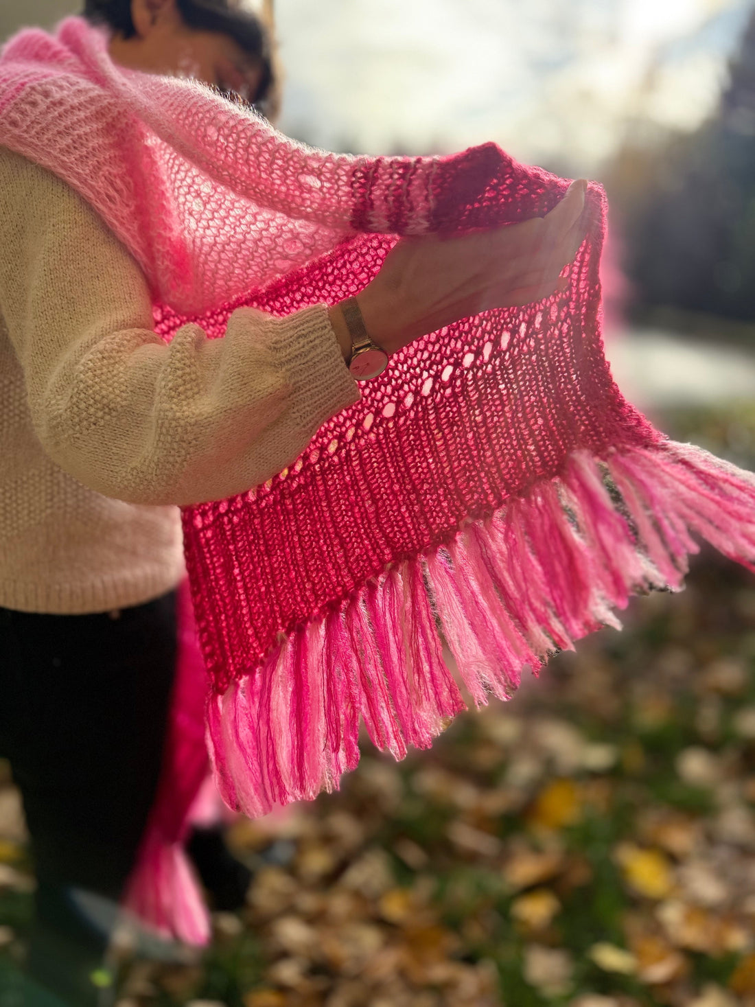 étole camélia design wooliette, tricotée avec laines artisanales 