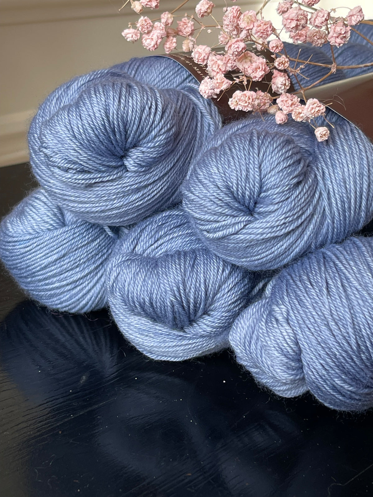 Détail texture laine Cybele mérinos nylon coloris bleu jean Pop Blue Wooliette