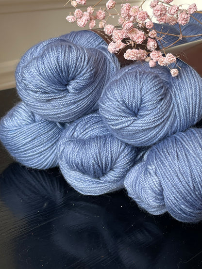 Détail texture laine Cybele mérinos nylon coloris bleu jean Pop Blue Wooliette