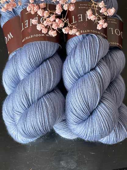 Laine Cybele Fingering mérinos nylon Pop Blue bleu jean teinte main Wooliette