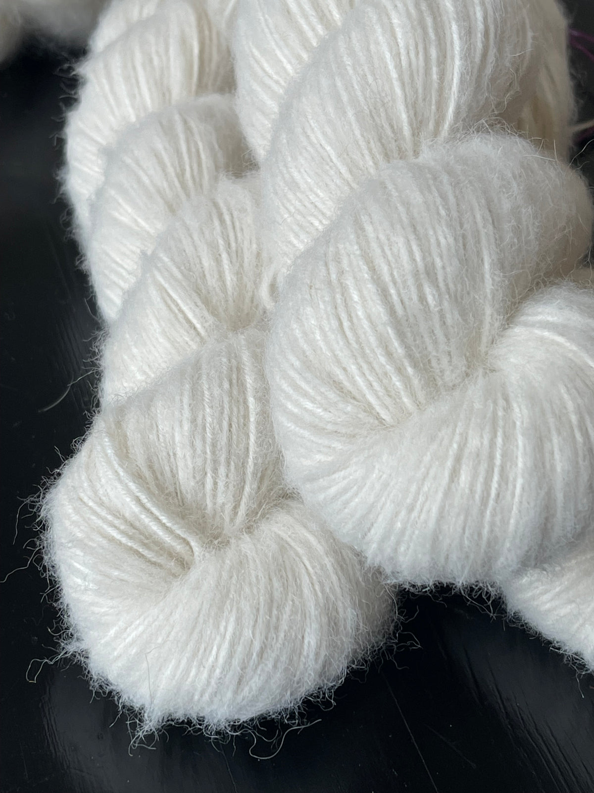 Détail texture laine Annabelle DK bébé alpaga duveteuse coloris écru naturel Neige Wooliette