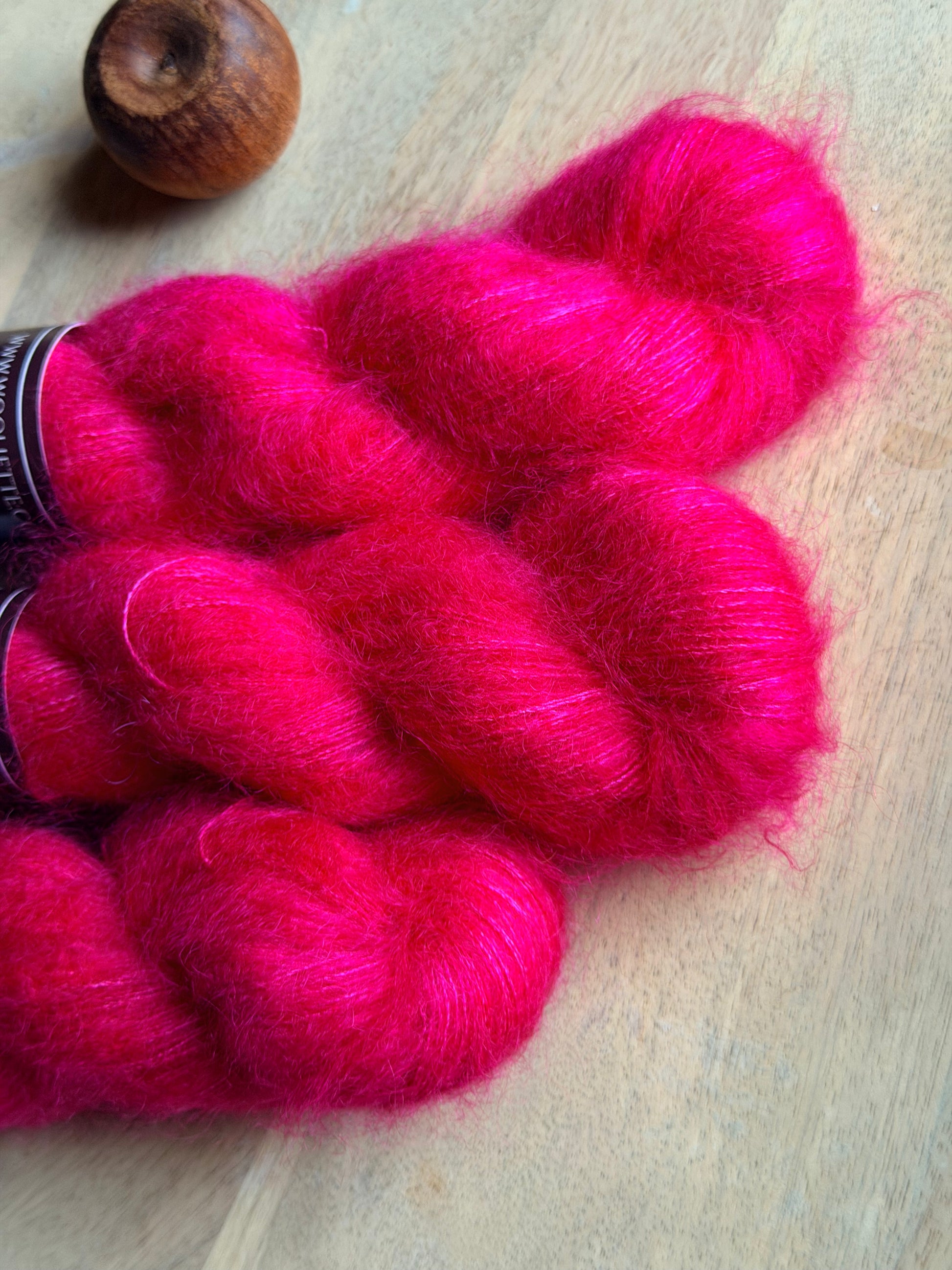 Écheveaux laine mohair soie Doucette Barbaris 50g 420m fuchsia intense collection Lettres d'automne