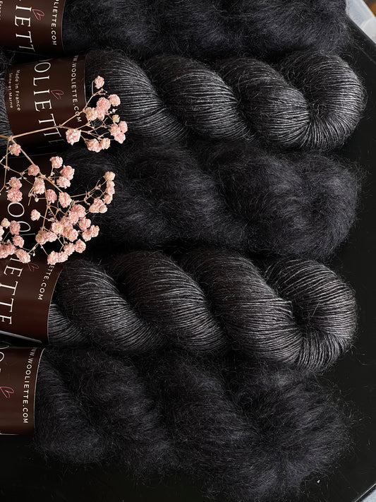 Laine Bellezza Fingering mérinos kid mohair Blacklisted noir profond teinte main Wooliette