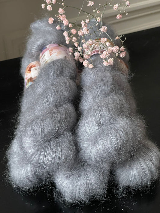 Laine Doucette Romantica kid mohair et soie Tourterelle gris clair teinte main Wooliette