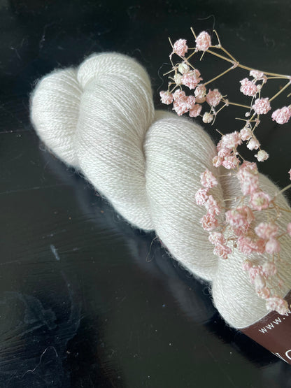 Laine Silky Lace mérinos et soie écrue Neige non teinte couleur naturelle Wooliette