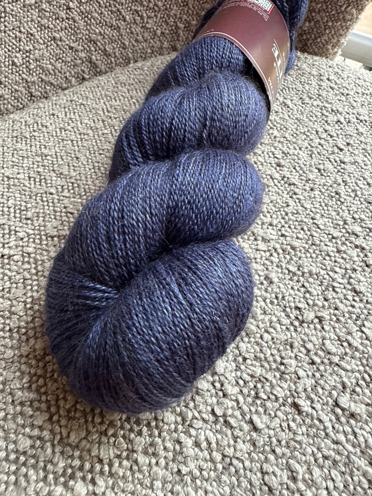 Écheveau laine dentelle mérinos yak soie Mamy Blue 100g 800m bleu marine profond Wooliette