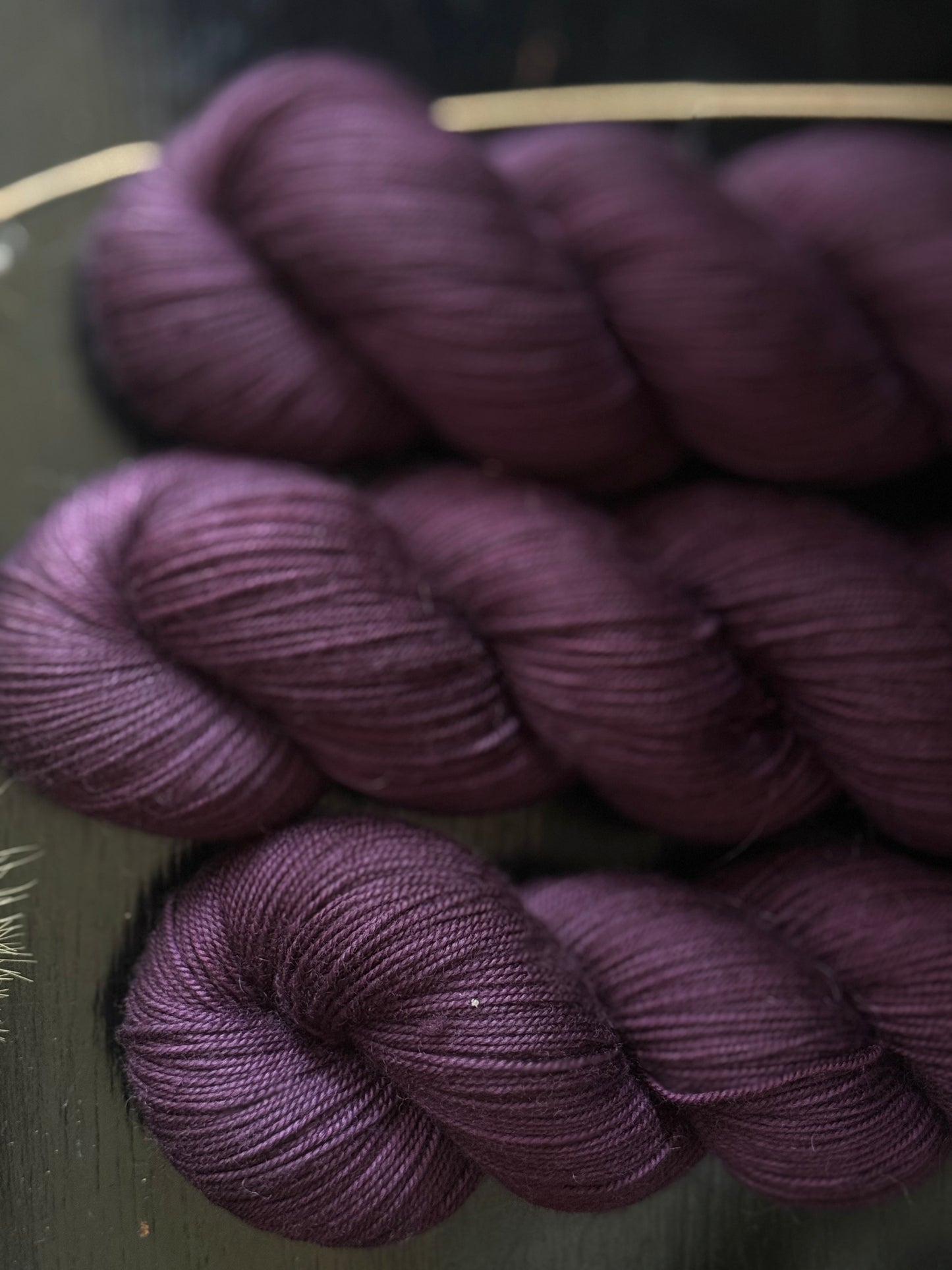 Écheveau laine mérinos fingering Moody 100g 400m prune profond aubergine Wooliette
