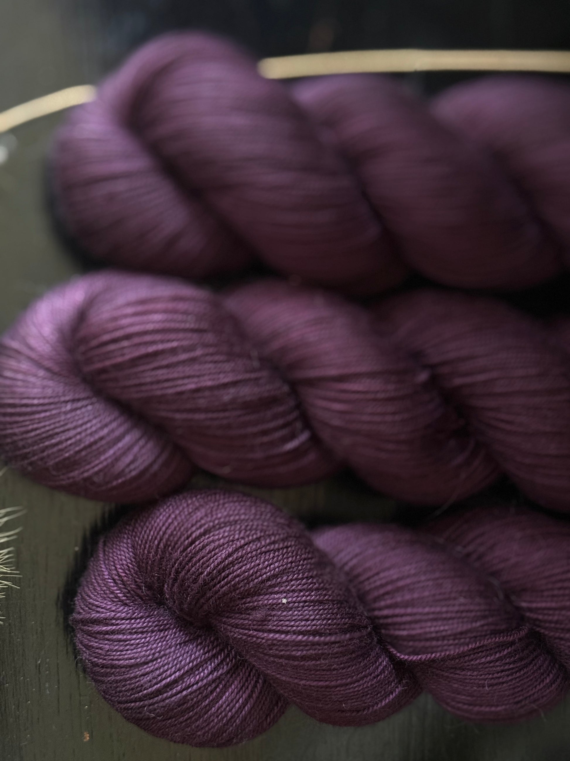 Écheveau laine mérinos fingering Moody 100g 400m prune profond aubergine Wooliette