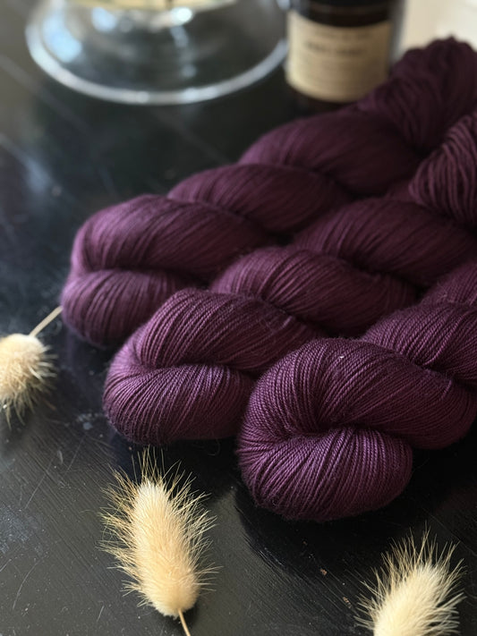 Laine Portofino Fingering 100% mérinos extra-fine coloris Moody prune teinte main Wooliette
