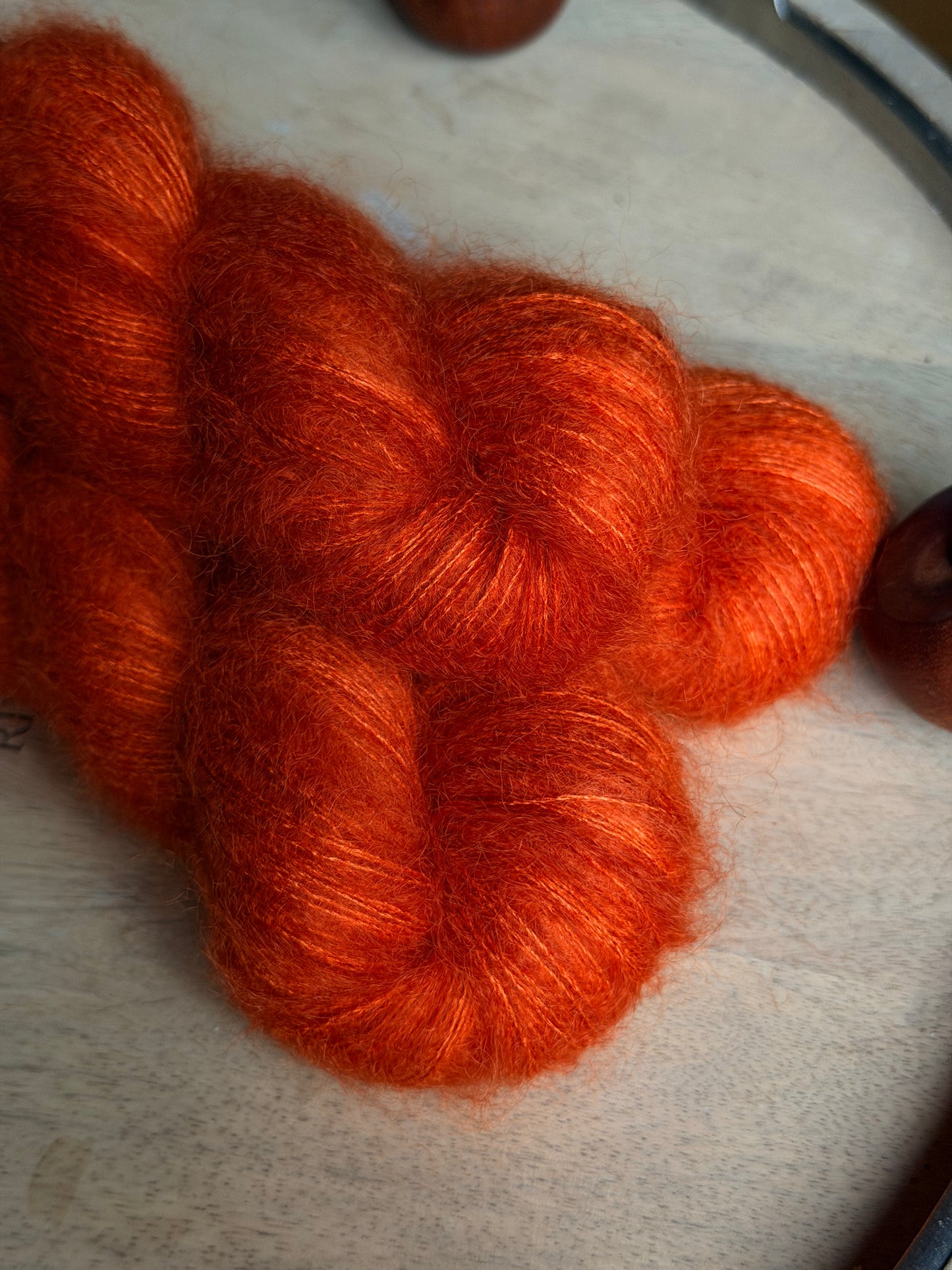 Écheveaux de mohair et soie orange lis tigré, collection Lettres d'automne