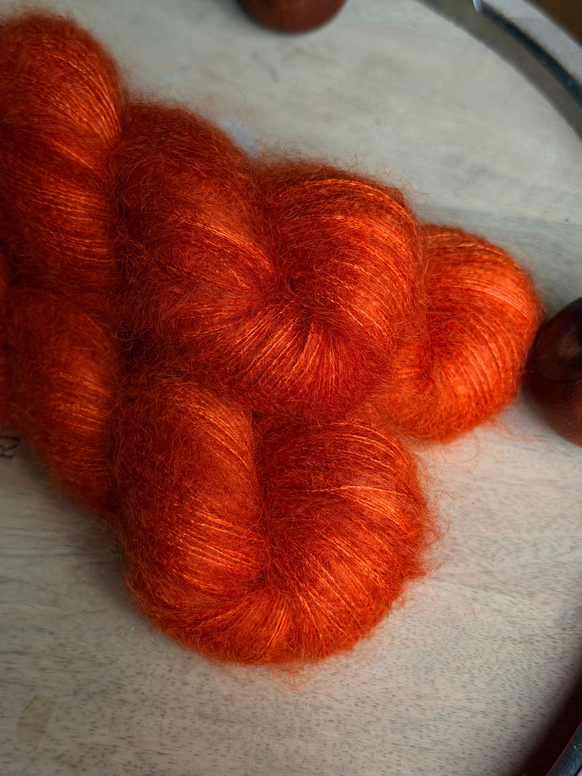 Écheveaux de mohair et soie orange lis tigré, collection Lettres d'automne