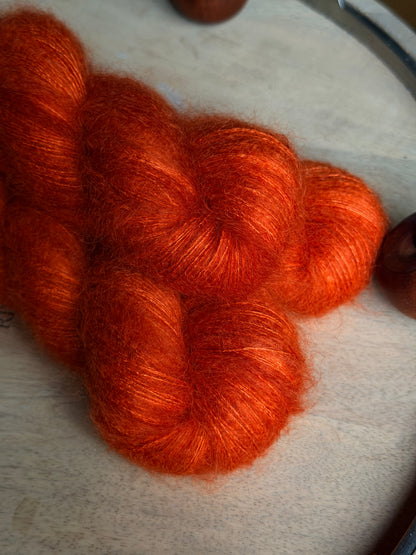 Écheveaux de mohair et soie orange lis tigré, collection Lettres d'automne