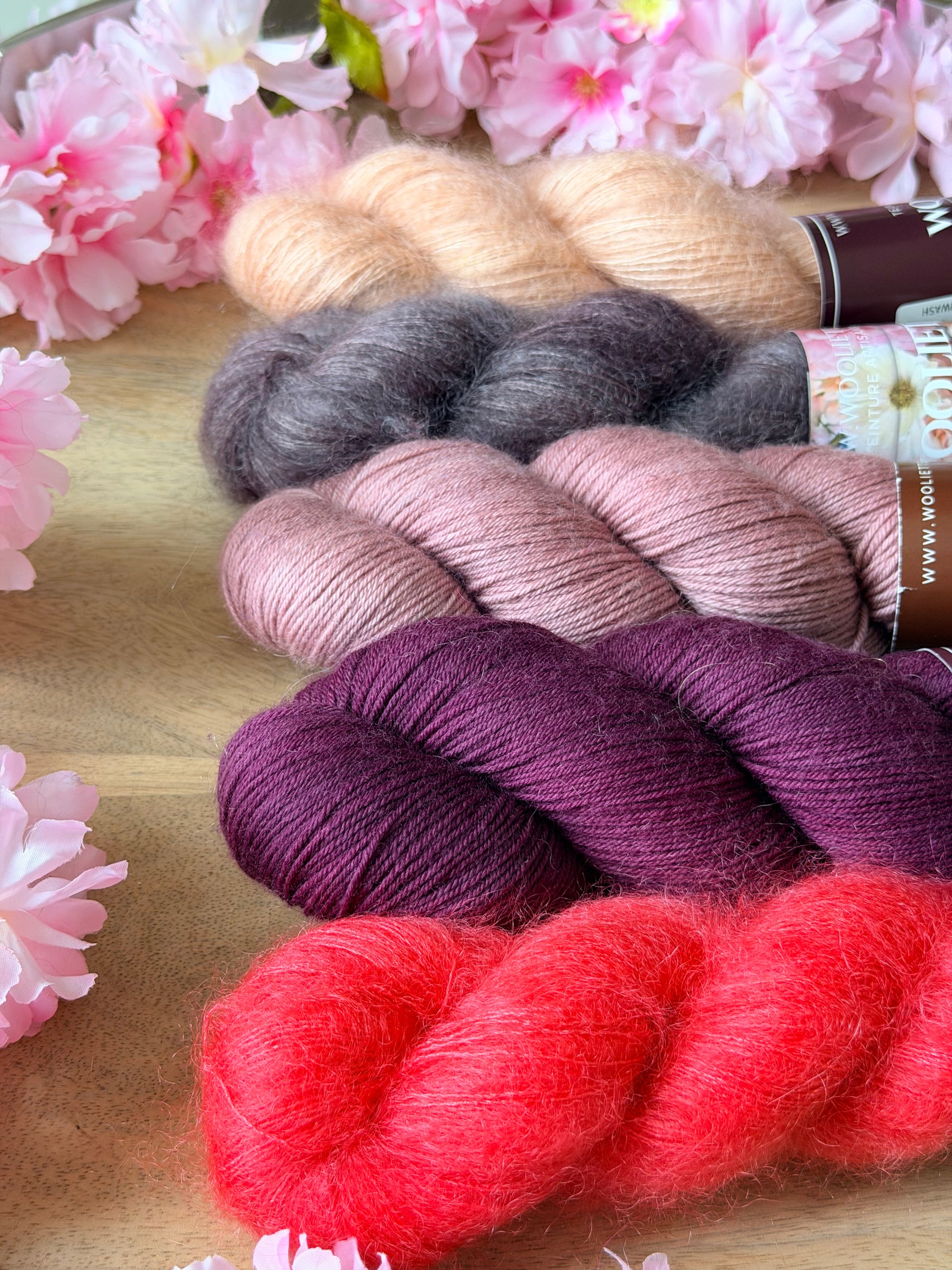 Combo Pixel châle Vertice Unite Stephen West cinq écheveaux roses framboise et violet Wooliette