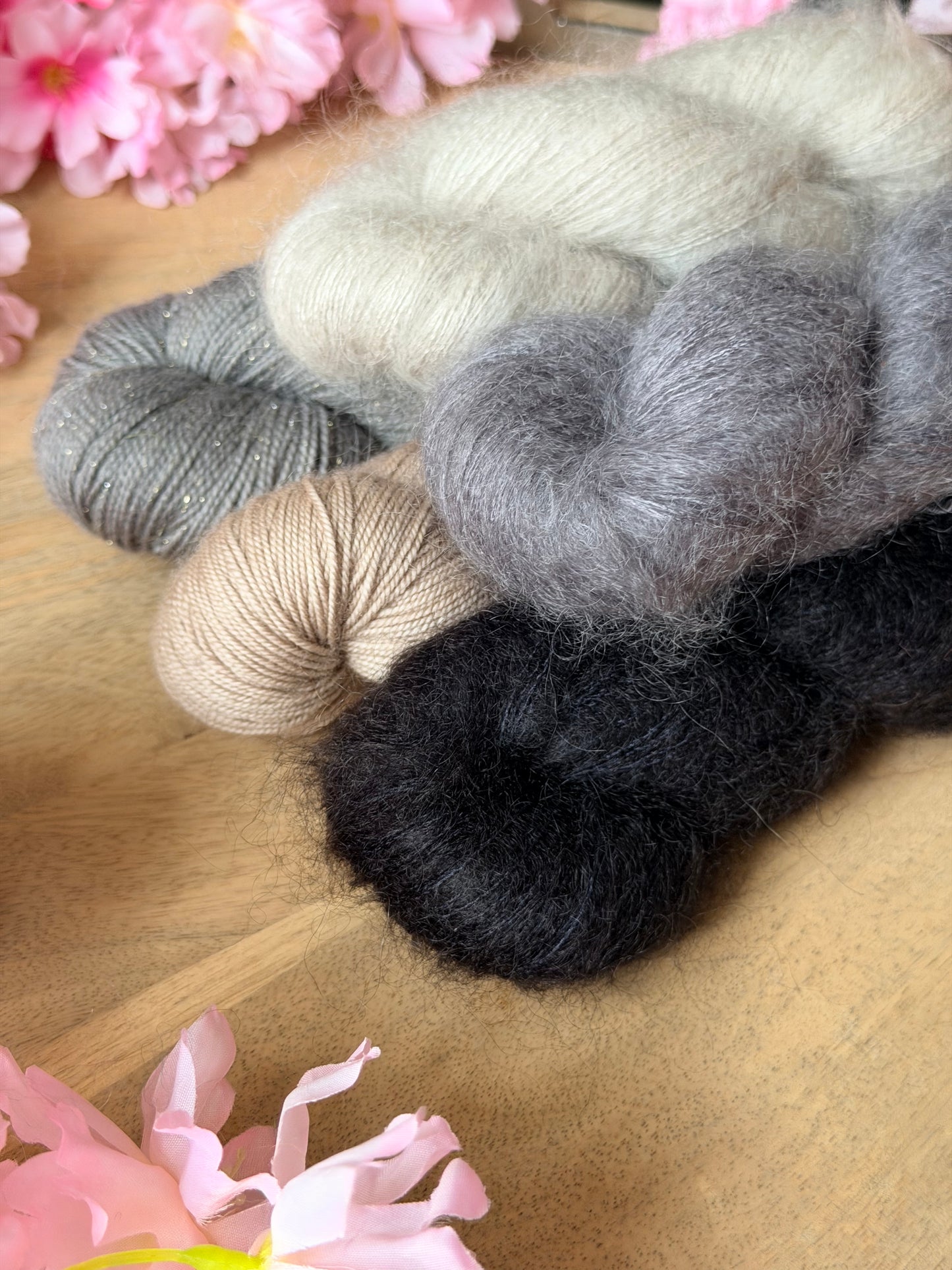 Combo Pulse châle Vertice Unite Stephen West cinq écheveaux gris beige et noir Wooliette
