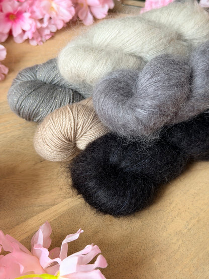 Combo Pulse châle Vertice Unite Stephen West cinq écheveaux gris beige et noir Wooliette
