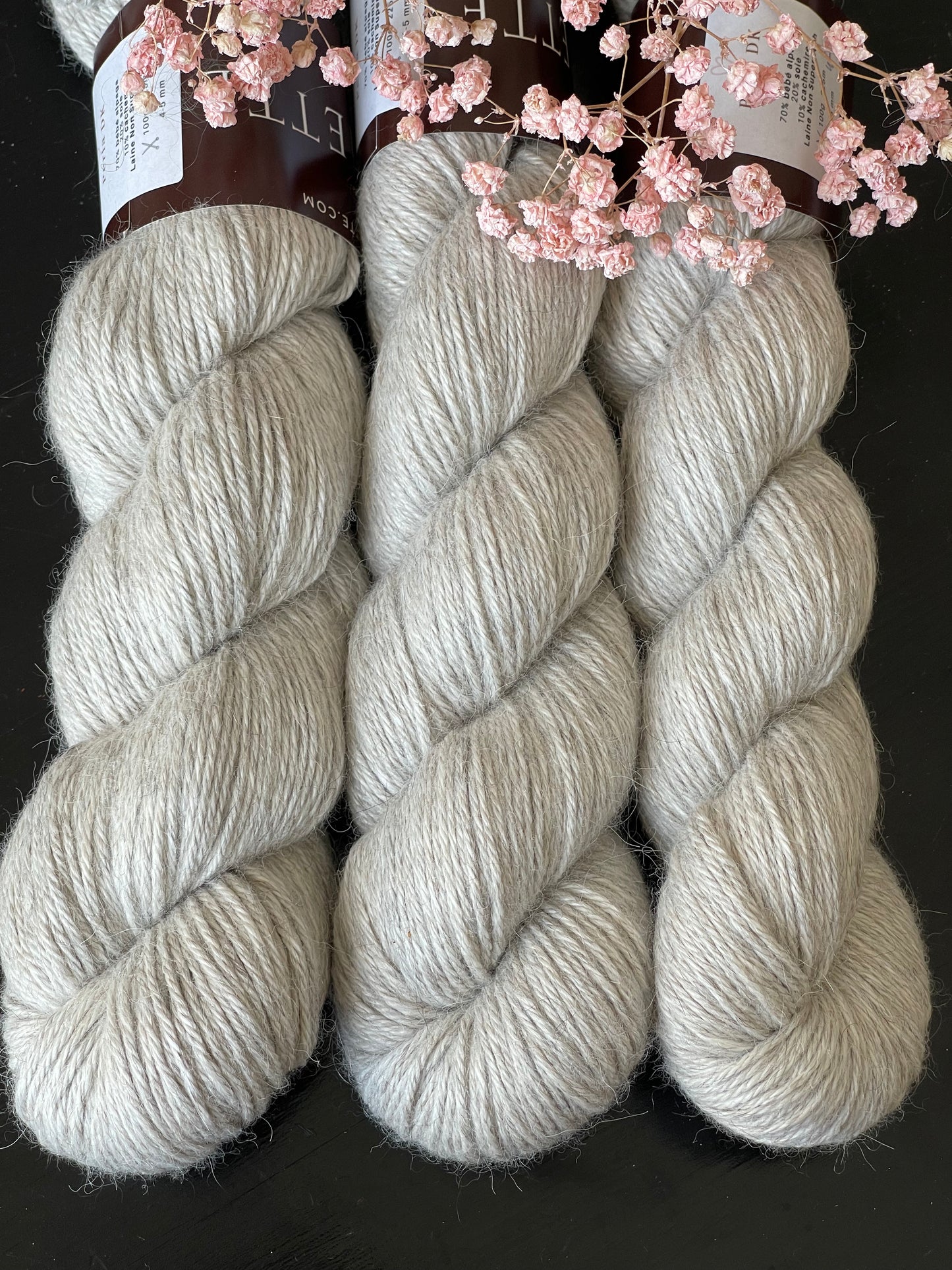 Détail texture laine Perla DK bébé alpaga soie cachemire coloris gris naturel Plume Wooliette