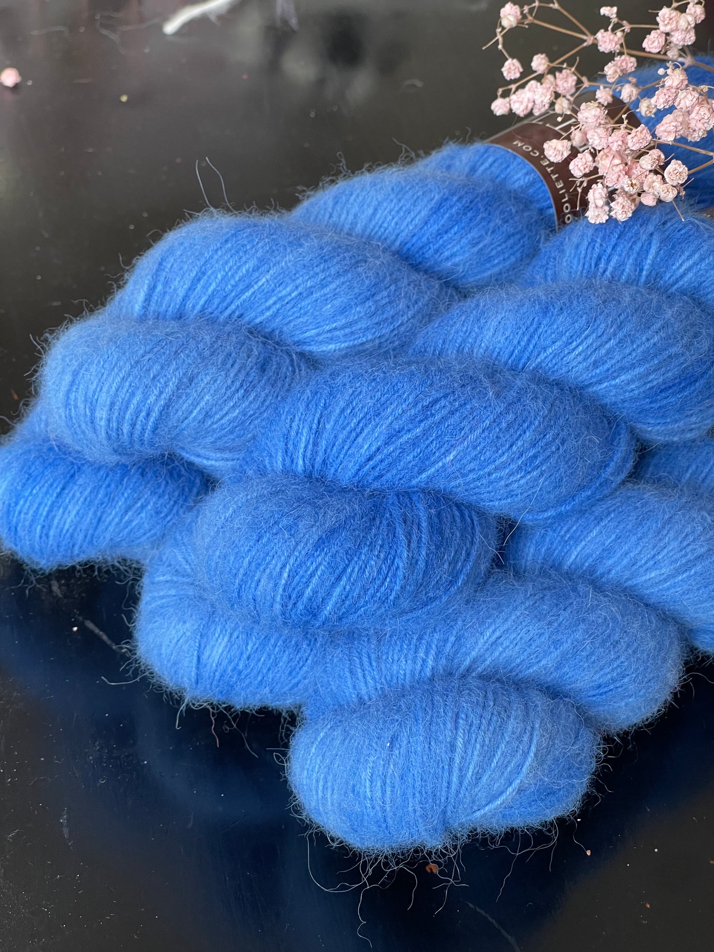 Détail texture laine Annabelle DK bébé alpaga coloris bleu vif Stellaire Wooliette